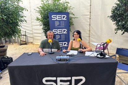 Juan Pedro García, alcalde de Pulpí con la periodista Marina Gines.