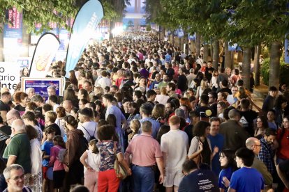 Cientos de personas en la Rambla de Almería.