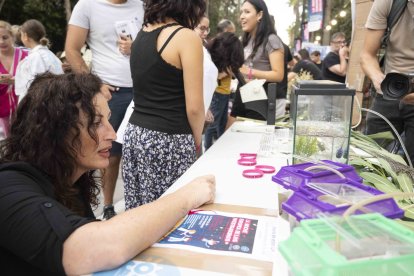 La alcaldesa, en un stand.