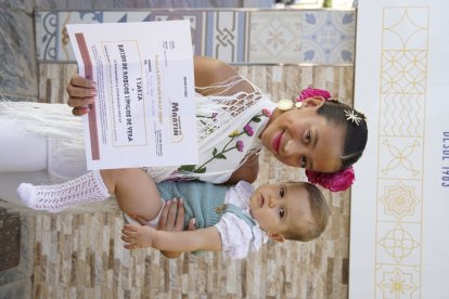 Mayra Martínez Amantes y Antonio Martínez con su bono de regalo del horno del Martín.