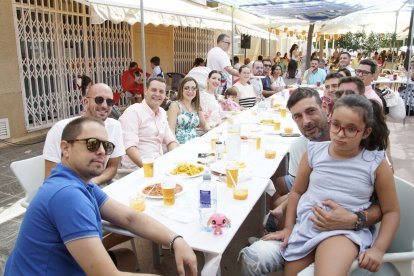 Amigos disfrutando de la gastronomía en Regio Gastrobar.