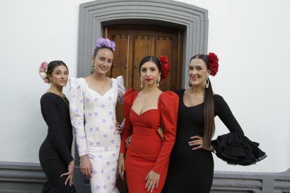 Anabel Redondo, Sonia Rubio, Ainhoa Márquez y Ana Celia Torres vestidas con sus trajes de flamenca.