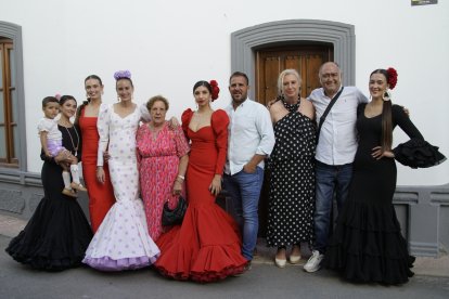 Anabel Redondo, Sonia Rubio, Ainhoa Márquez y Ana Celia Torres junto a sus familiares.