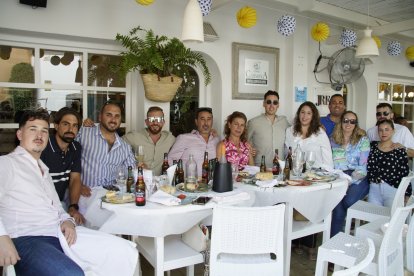 Amigos de Juan el Latero comiendo en Terraza Carmona.