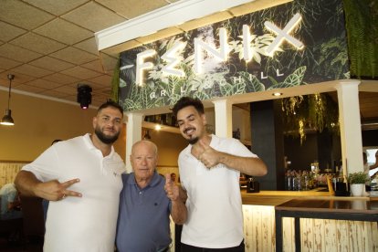 Goyo de Valladolid junto a Francisco y Miguel de Fénix Grill&Chill.