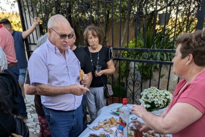 Una de las mesas que se ofrecen al paso de San Miguel.