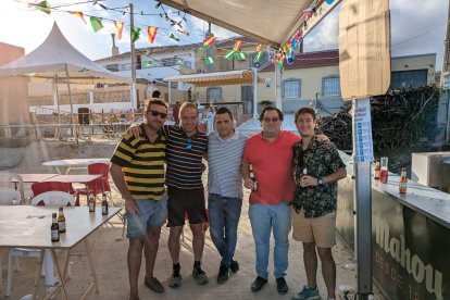 Grupo de amigos en el mediodía, antes de la procesión.