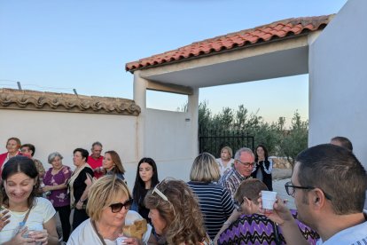 Vecinos disfrutando de los dulces en plena procesión.