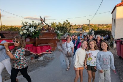Los más pequeños también disfrutan de la procesión.