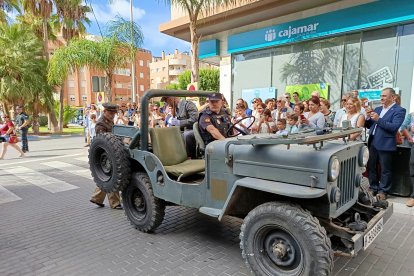 Vehículo y agentes de época en la celebración del \'Día de la Policía Nacional\'.