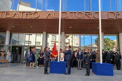 Izado de la bandera de España durante el \'Día de la Policía\'.
