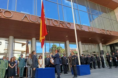 Izado de la bandera de España durante el \'Día de la Policía\'.