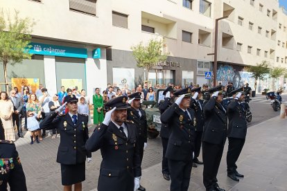 Agentes siguiendo el izado de la bandera de España durante el \'Día de la Policía\'.