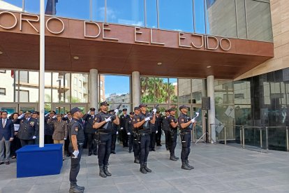 Preparando las \'salvas\' en homenaje a los agentes de Policía caídos en acto de servicio.
