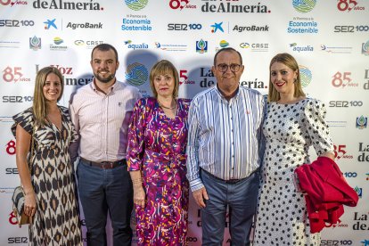 Almudena García, José Antonio Navarro, Juana de Haro, José Navarro y Juani Navarro, de la empresa Agrícola Navarro de Haro, en el photocall de los IV Premios a la Economía Sostenible de La Voz de Almería, Agro Bank y Cadena SER.