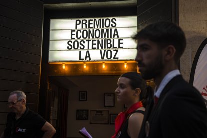 Cartel a la entrada del Teatro Cervantes de la capital.