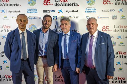 Francisco Sedano, director de banca e instituciones de Caixa Bank; David Fernández, concejal de Obras Públicas del Ayuntamiento de El Ejido; Juan Carlos Fernández, director de Caixa Bank de Berja; y Juan Carlos Mullor, de Agro Bank.