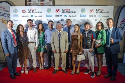 Eusebio Amate, de Carretillas Amate, junto a gran parte de su familia que le acompañó a la entrega de los IV Premios a la Economía Sostenible.