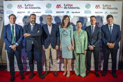 Francis Rubí y Antonio González, de Caixa Bank; Miguel López, de Primaflor; Carmen González y María del Mar Peláez, junto a Jesús Aranda y Antonio Martínez de Caixa Bank.