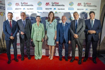 Ricardo Céspedes, gerente de LA VOZ; Jesús Caicedo, senador; María del Mar Peláez, de Caixa Bank; Carmen González, de Caixa Bank; Gabriel Amat, alcalde de Roquetas de Mar; Juan Fernández, consejero delegado de LA VOZ; y Antonio Martínez, de Agro Bank.