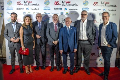 Álvaro Izquierdo, diputado provincial; Ana Martínez, diputada nacional; Jesús Caicedo, senador; Pedro M. de la Cruz, director de LA VOZ; Gabriel Amat, alcalde de Roquetas de Mar; José Carlos Tejada y Miguel Arranz, de la Mesa del Ferrocarril.
