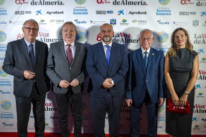 Jesús Caicedo, senador; Pedro M. de la Cruz, director de LA VOZ; Miguel López, de Sek Alborán; Gabriel Amat, alcalde de Roquetas de Mar; y Ana Martínez Labella, diputada nacional.