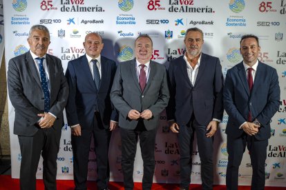 Juan Fernández, consejero delegado de LA VOZ; Antonio Martínez, senador; Pedro M. de la Cruz, director de LA VOZ; Juan Antonio Lorenzo, diputado nacional; y Ricardo Céspedes, gerente de LA VOZ.