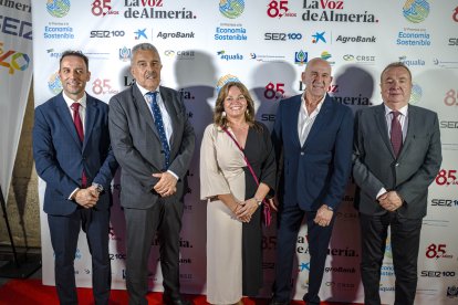 Ricardo Céspedes, gerente de LA VOZ; Juan Fernández, consejero delegado de LA VOZ; Bienvenida Pascual, vicepresidenta de CASI; Antonio Bretones, presidente de CASI, y Pedro M. de la Cruz, director de LA VOZ.