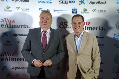 Pedro M. de la Cruz, director de LA VOZ, junto a José Bretones, presidente de la Asociación de Prensa de Almería.