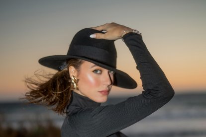 Ana Márquez disfruta de su embarazo en la plaza de El Zapillo. Foto de Yulia Dillacova.