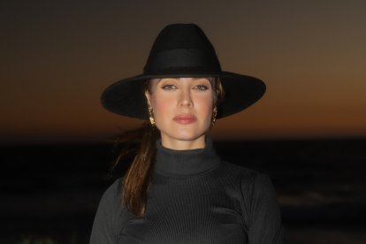 Ana Márquez disfruta de su embarazo en la plaza de El Zapillo. Foto de Yulia Dillacova.