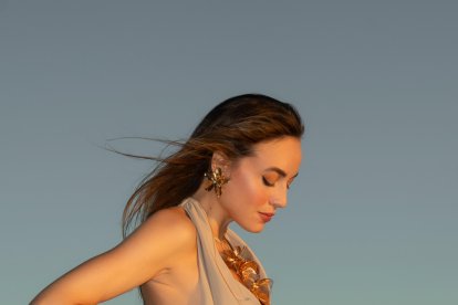 Ana Márquez disfruta de su embarazo en la plaza de El Zapillo. Foto de Yulia Dillacova.