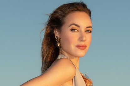 Ana Márquez disfruta de su embarazo en la plaza de El Zapillo. Foto de Yulia Dillacova.