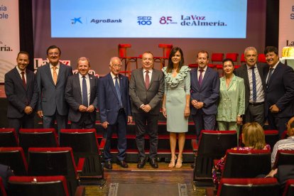 Foto de familia al finalizar la entrega de los IV Premios a la Economía Sostenible de La Voz de Almería.