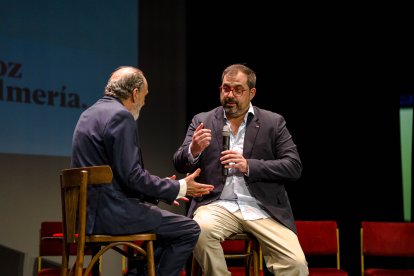 Jacinto Castillo, director de Agricultura 2000, entrevistando a Juan Bernabé González, gerente de la premiada Ponienteplast.