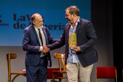 El director de Agricultura 2000, junto al gerente de Ponienteplast.