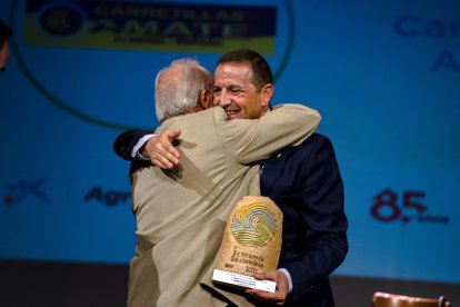 Eusebio Amate recibe el premio al Relevo Generacional de Guillermo Casquet, delegado de Economía y Hacienda.