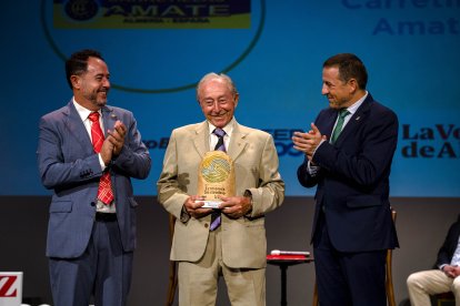 Eusebio Amate, fundador de Carretillas Amate, junto a su hijo, Eusebio Amate, y el delegado de Economía y Hacienda, Guillermo Casquet.
