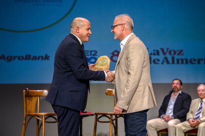 El senador, Antonio Martínez, hace entrega del premio a la Reducción de Huella de Carbono, a Francisco Bermúdez, director de Cellbitec.