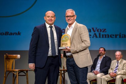El senador, Antonio Martínez, hace entrega del premio a la Reducción de Huella de Carbono, a Francisco Bermúdez, director de Cellbitec.