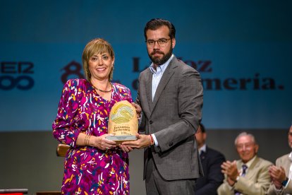 Juana de Haro, fundadora de Agrícolas Navarro de Haro, recoge el premio al Liderazgo Femenino de la mano del diputado provincial, Álvaro Izquierdo.