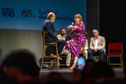 La premiada, Juana de Haro, durante la entrevista con Jacinto Castillo, director de Agricultura 2000.