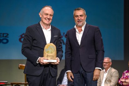 El director general de Unica Group, Enrique de los Río, recoge el premio Agricultura 4.0 de las manos del diputado nacional, Juan Antonio Lorenzo.