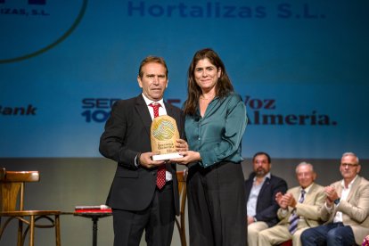 El gerente de Godoy Hortalizas, Enrique Garrido, recibe el premio Reto del Agua, de la mano de la concejal de Economía, Innovación y Contratación del Ayuntamiento de Almería, Vanesa Lara.