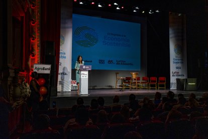 Carmen González, directora comercial de Caixa Bank en Almería, Málaga, Córdoba, Ceuta y Melilla, durante su discurso en los IV Premios a la Economía Sostenible.