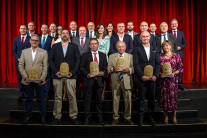 Los premiados de la noche, junto a miembros de La Voz de Almería y Caixa Bank.