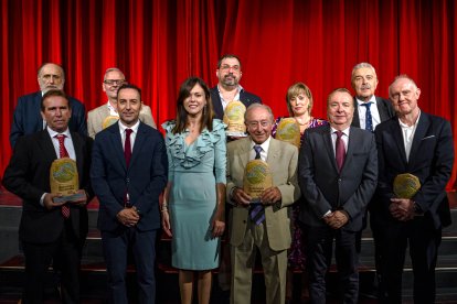 Los premiados de la noche, junto a miembros de La Voz de Almería y Caixa Bank.