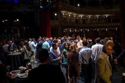 Tras el evento, los asistentes pudieron disfrutar de un animado y sabroso cóctel en el escenario del Teatro Cervantes.