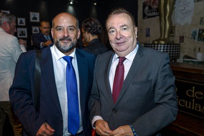 Miguel López, de Sek Alborán, junto a Pedro M. de la Cruz, director de La Voz de Almería.