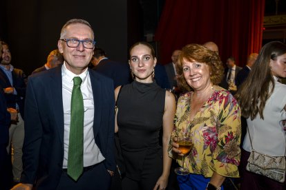 Joaquín Laynez, Silvia Callejón, y Silvia Fernández, de Fomento de Sureste.